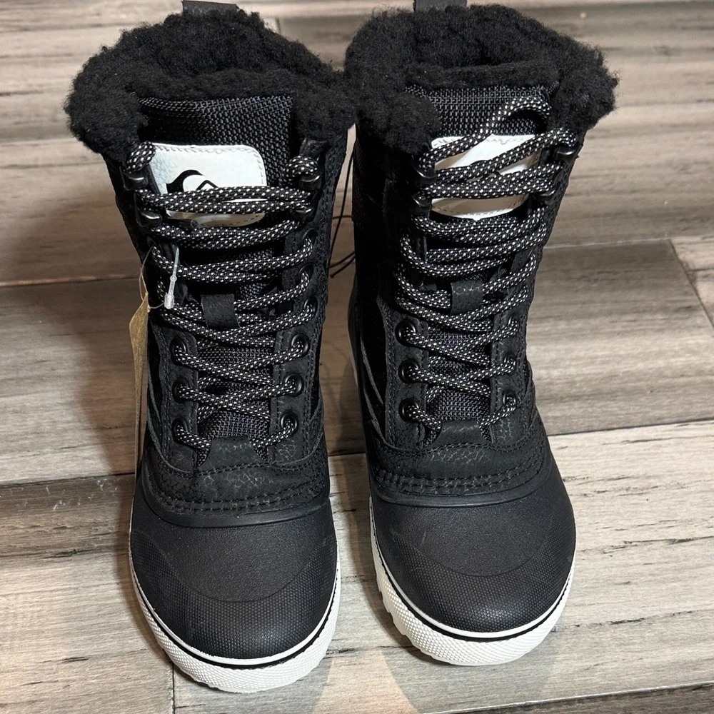 NWT Quiksilver Black Lace-Up Winter Boots with Faux Fur Collar